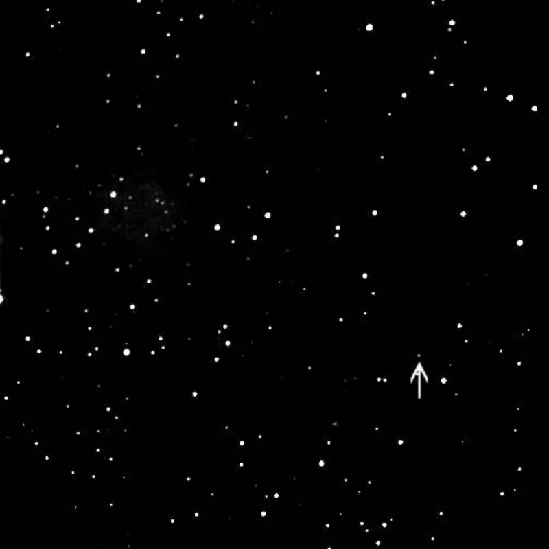 Snímek planetky 2000 DM8 typu Apollo byl pořízen v noci z 16./17.února 2002 1.06-m KLENOT teleskopem Observatoře Kleť CCD kamerou Photometrics Serie 300. Zobrazené pole má velikost 0.5 x 0.5 stupně, sever je nahoře a západ vpravo. Planetka je označena šipkou.