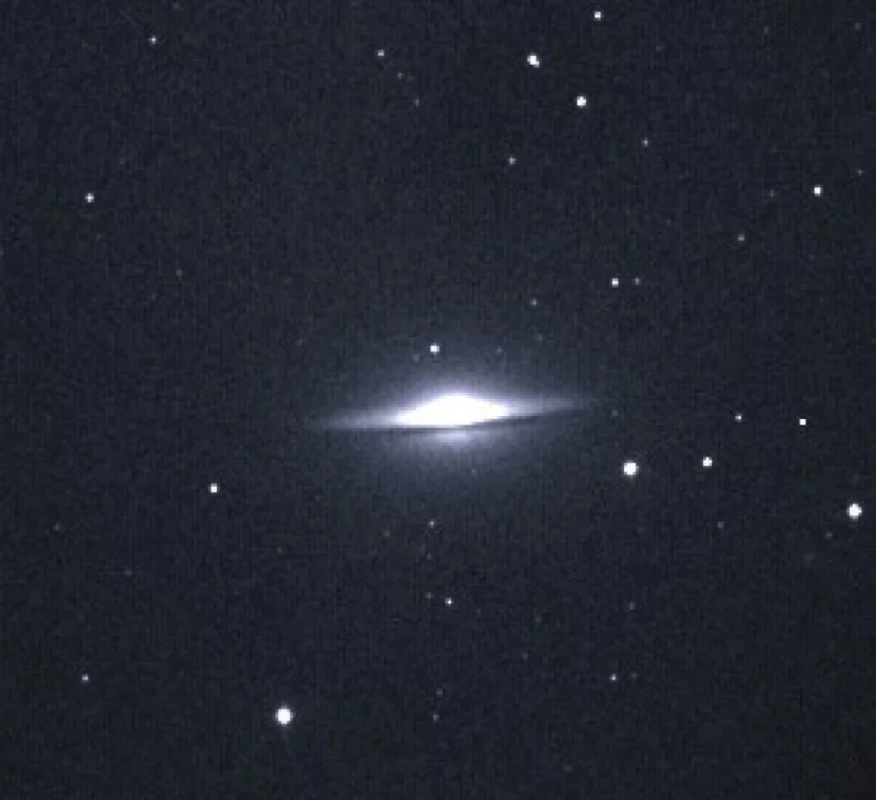 Galaxie M104 Sombrero v souhvězdí Panny (v nepravých barvách) byl pořízen v noci z 9./10. dubna 2003 1.06-m teleskopem KLENOT se CCD kamerou Photometrics Serie 300 Observatoře Kleť expozicí 1 sekunda. Zobrazené pole (výřez) má cca. 16 x 16 úhlových minut.