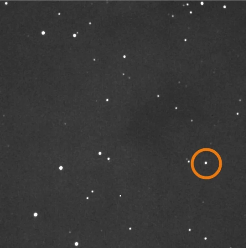 Snímek planetky 1937 UB (Hermes) byl pořízen 17.října 2003 1,06-m KLENOT teleskopem Observatoře Kleť expozicí 5 sekund (planetka je jasné těleso v kroužku).