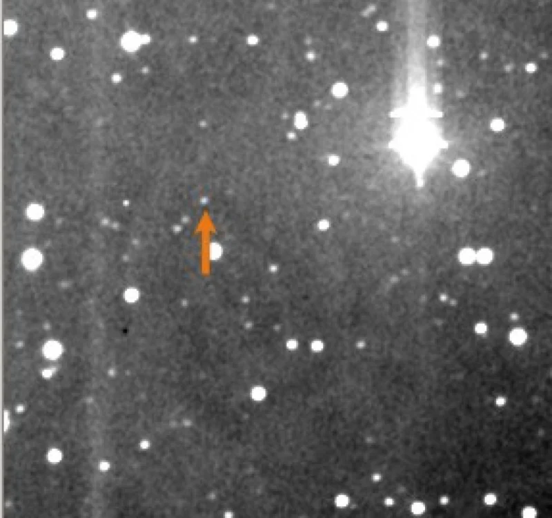 Kandidát na trpasličí planetu Orcus (označený šipkou.) Snímek byl pořízen 1,06-m KLENOT Teleskopem Observatoře Kleť expozicí 50 sekund. Výřez cca. 8 x 8 úhlových minut.