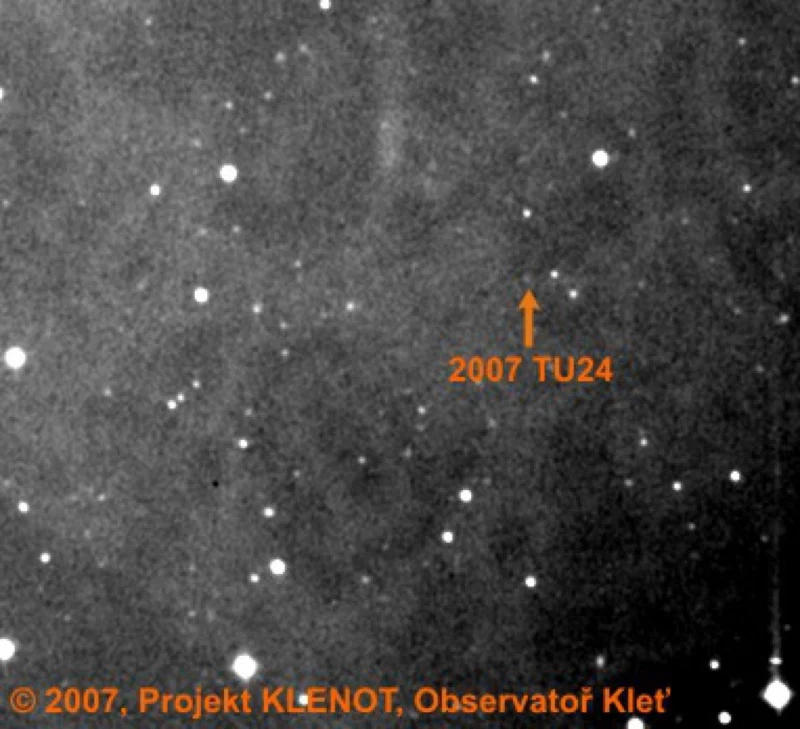 TU24 dne 14. října 2007 (planetka označena šipkou - 20. magnituda)